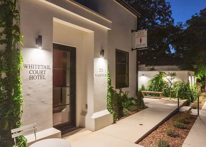 Whitetail Court Hotel Fredericksburg