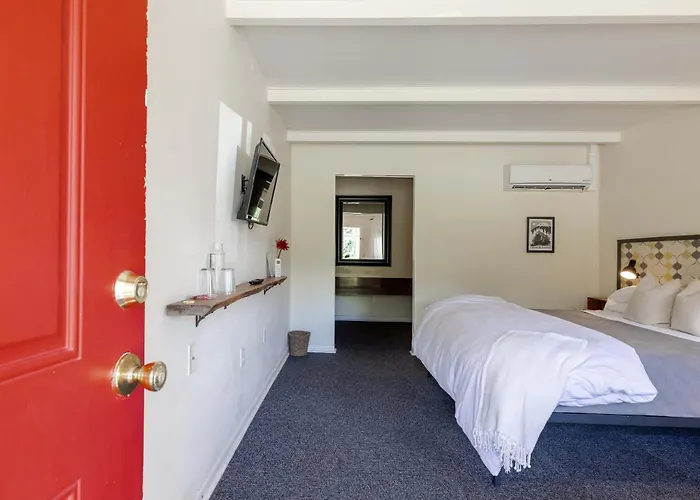 The Billy Motel King Room With Retro Charm Davis