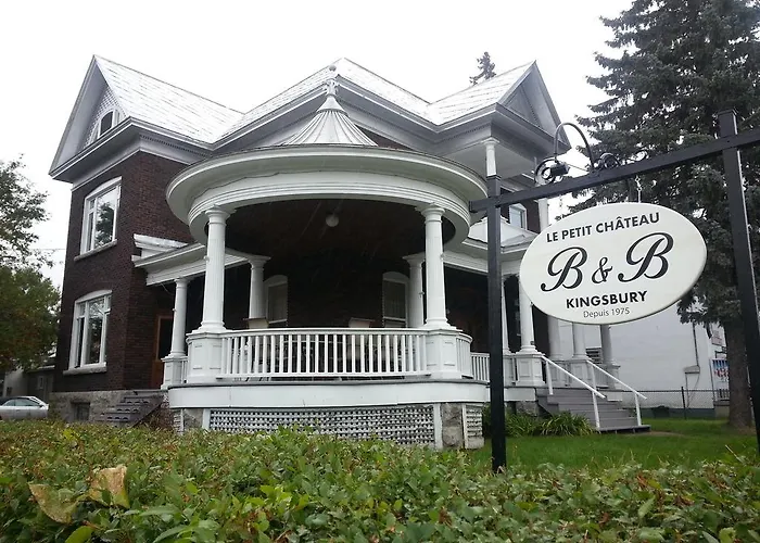 Le Petit Chateau Montebello B&B