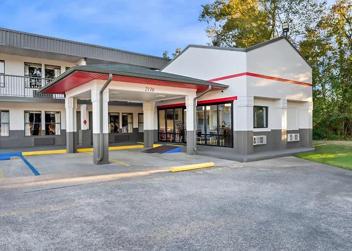 Super 8 By Wyndham Gadsden Al Hotel