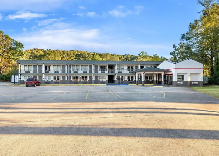 Super 8 By Wyndham Gadsden Al Hotel