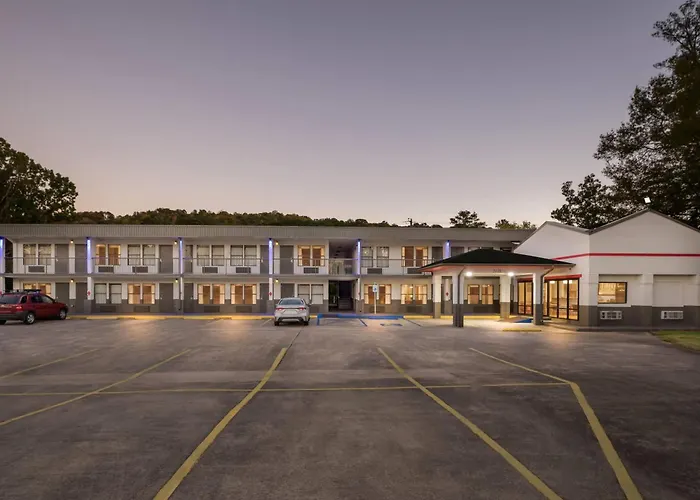 Super 8 By Wyndham Gadsden Al Hotel