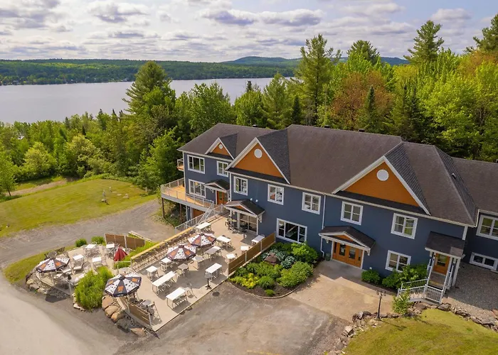 Au Sommet Du Lac Magog