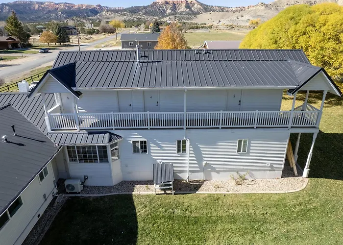 Happy Trails West Bed & Breakfast Tropic
