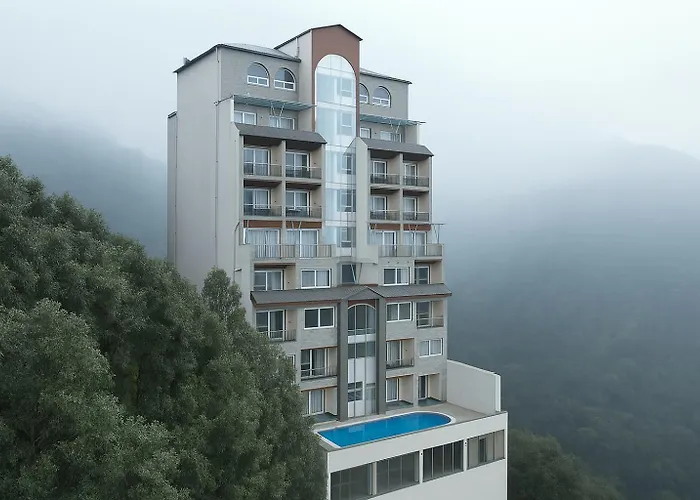 Q' Nest Hotel Cloud End Lansdowne