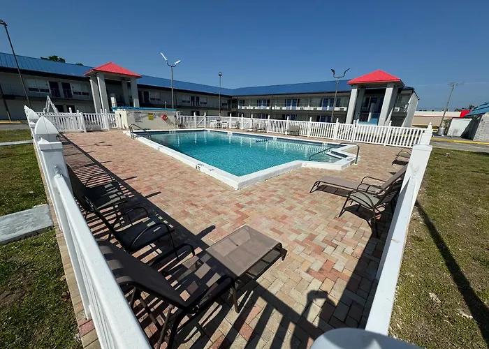Englewood Inn & Suites