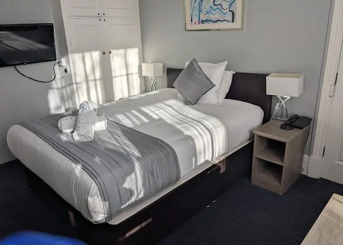 Corner House Hotel Gatwick With Bookable Holiday Parking Horley 