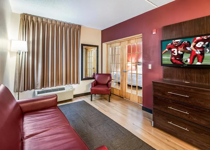 Red Roof Plus Long Island - Garden City Westbury