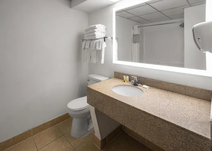 Baymont By Wyndham Westampton Hotel