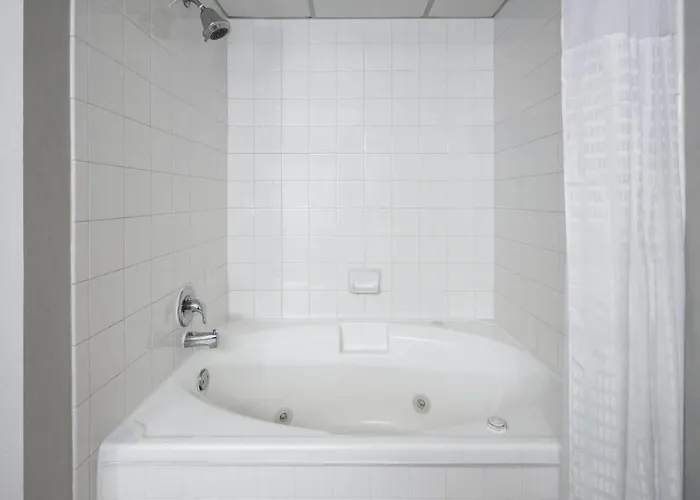 Baymont By Wyndham Westampton Hotel