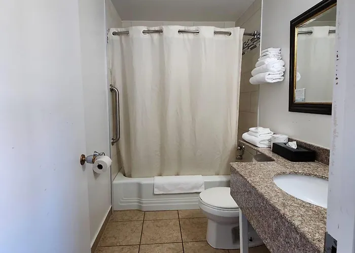 Super 8 By Wyndham Pembroke Hotel