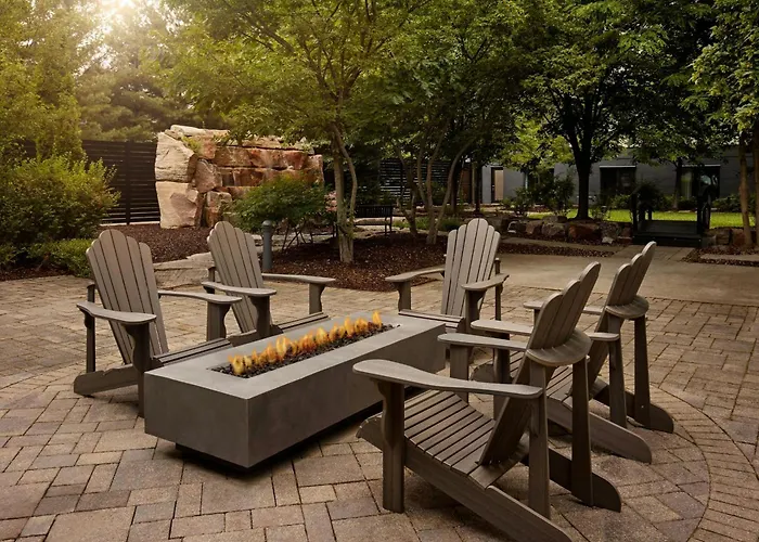 Courtyard By Marriott Hamilton Hotel