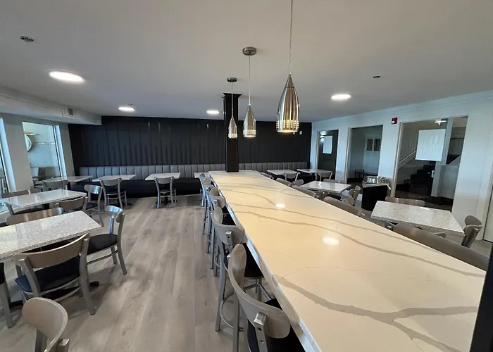 Ramada By Wyndham Springfield North Hotel