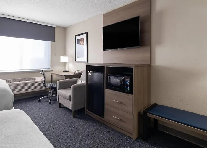 Baymont By Wyndham Davenport Hotel
