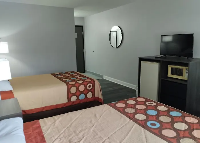 Super 8 By Wyndham Morris Hotel