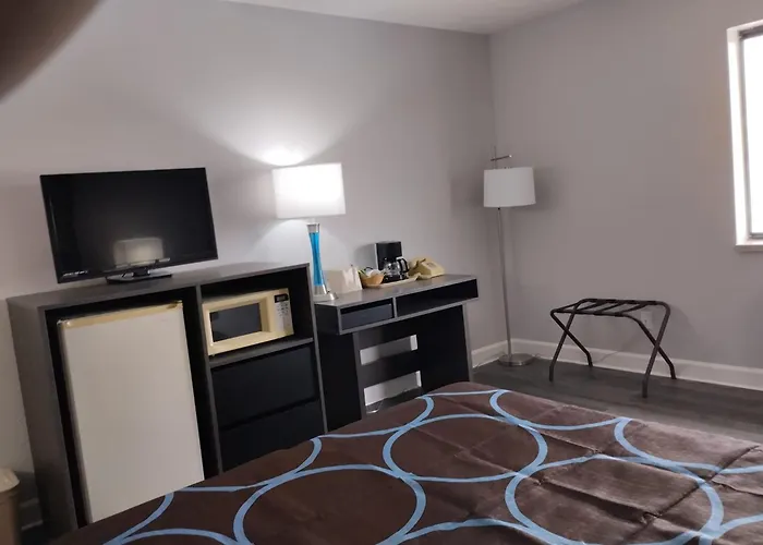 Super 8 By Wyndham Morris Hotel