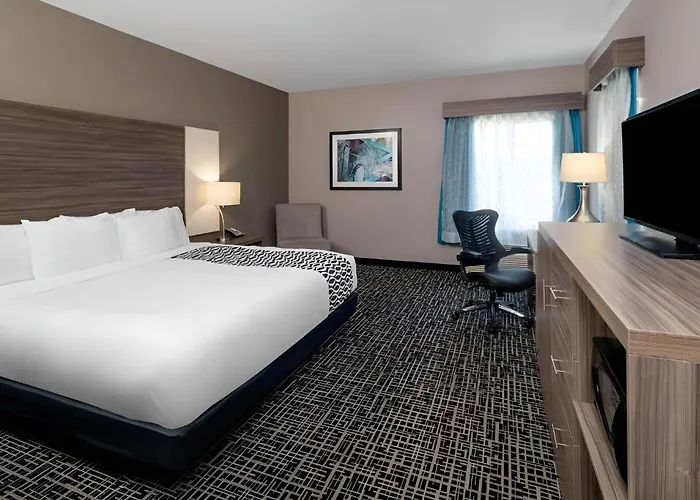La Quinta By Wyndham Forsyth Hotel