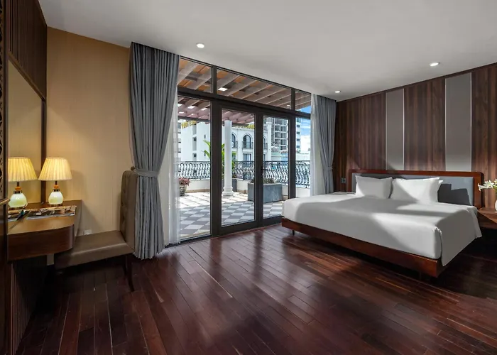 Palazzo Luxury Hotel & Bistro - Central My Khe Beach Walking Street Da Nang