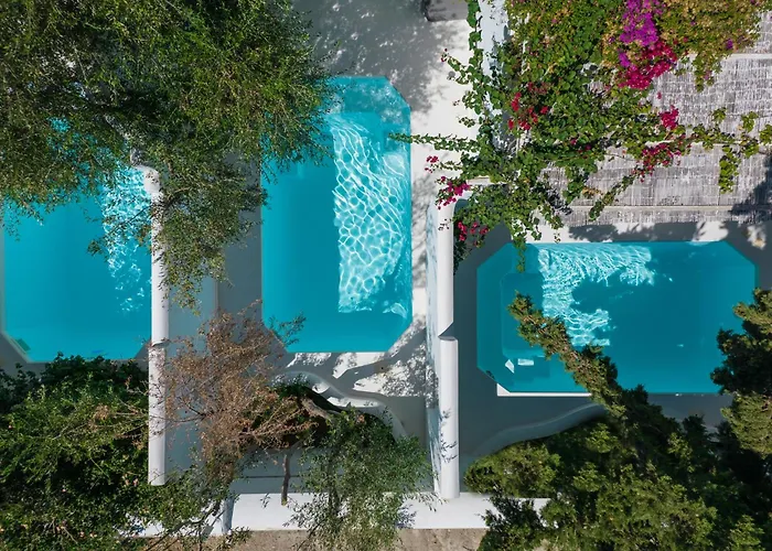 Thalassitra Private Pool Suites Adamantas