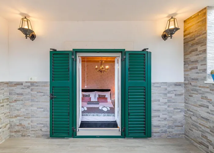 Le Monde - Vintage Accommodation Split