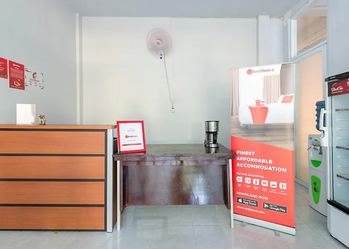 RedDoorz Plus Syariah @ Raya Nginden 2 Surabaya