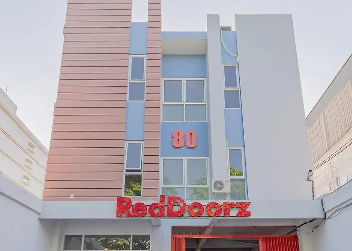 RedDoorz Plus Syariah @ Raya Nginden 2 Surabaya