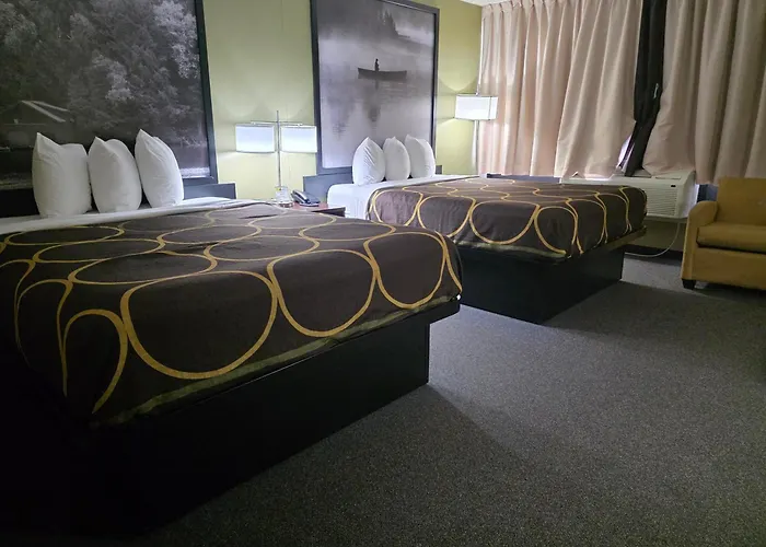 Super 8 By Wyndham Hearst On Hotel