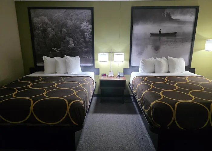 Super 8 By Wyndham Hearst On Hotel