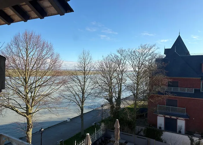Logis Hotel- Restaurant Le Relais Guillaume De Normandy-Parking Gratuit--Vue Baie Terrasse-Calme-Bornes Electrique-Local Velos Securise Saint-Valéry-sur-Somme