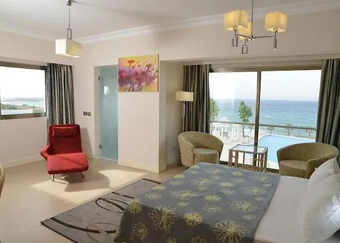 Jasmine Court Hotel Central Beachfront Location ! Girne
