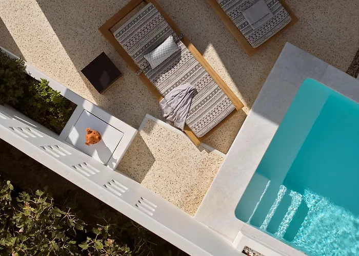 Manesis Suites Pollonia