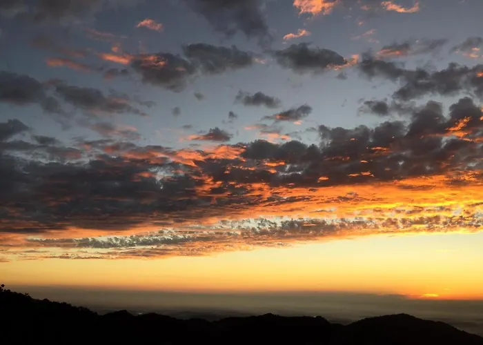 The Cloud Berry: Serviced Villa with Private Balcony and Bonfire in Kasauli