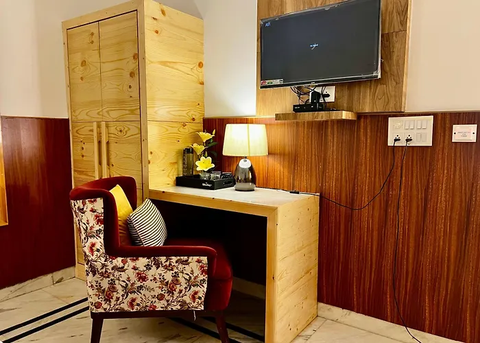 Divine Inn Hotel Near Rajouri Garden Main Market New Delhi