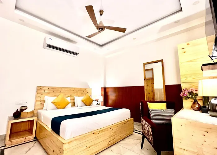 Divine Inn Hotel Near Rajouri Garden Main Market New Delhi