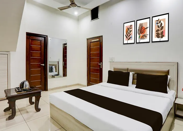 Hotel O By Oyo Lohgarh Road Zirakpur Formerly Jb Plaza