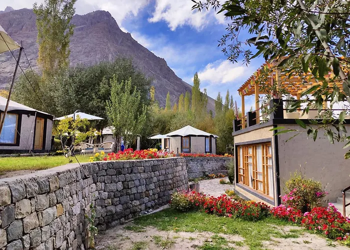 Mystique Meadows Earth Homes Hundar