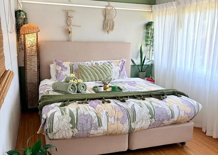 Mystic Garden Private Entry & Bath, Pet Friendly Hotel Wentworthville