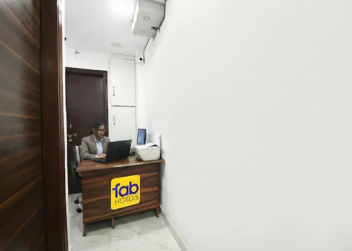 Fabhotel Cosy Rooms - Nr Embassies, Du South Campus New Delhi