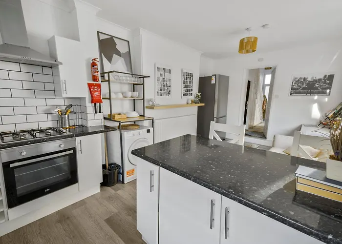 Cardiff City Guesthouse, Central Rooms, Fast Wi-Fi, On-Street Parking