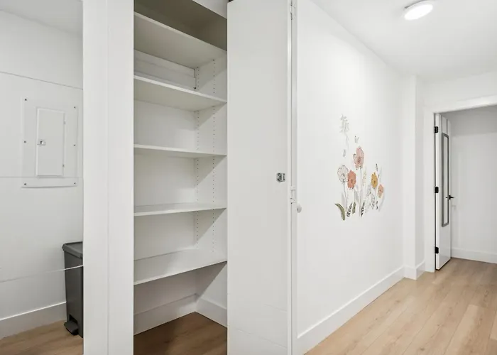 Nest- Modern 2Br Basement Retreat In South Surrey Hotel