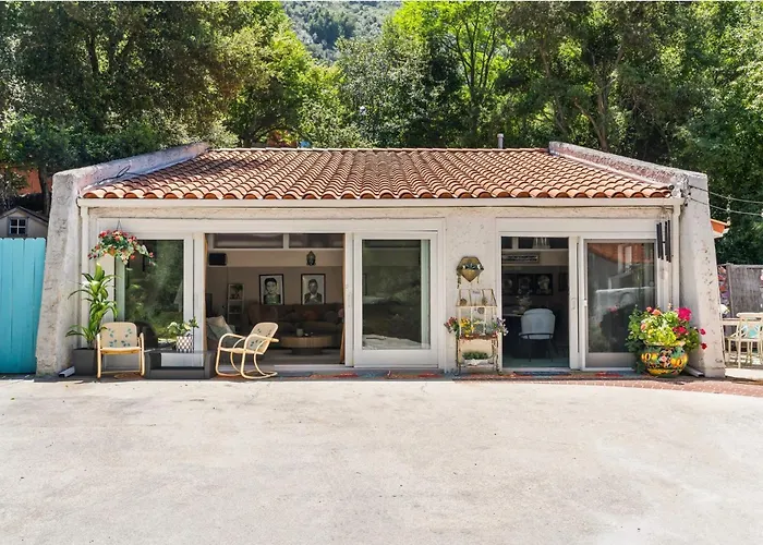 The Malibu Retreat Guest House - Salt Water Pool & Jacuzzi, Nature Oasis Calabasas