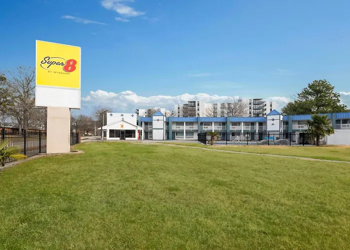 Super 8 By Wyndham Portsmouth - Norfolk Motel