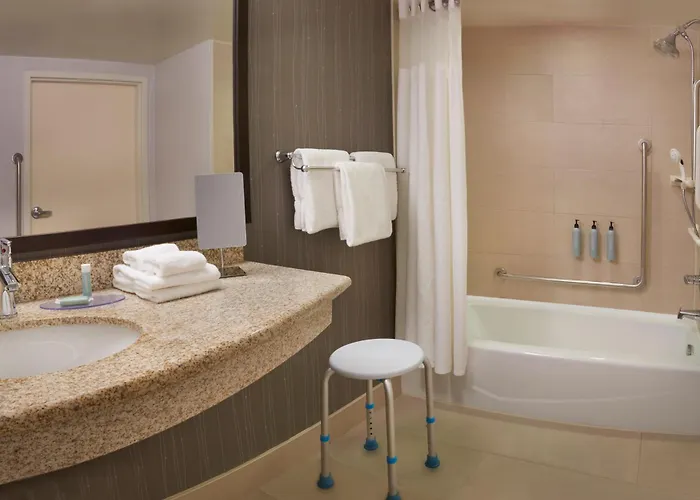 Courtyard By Marriott Kingston Highway 401 Hotel