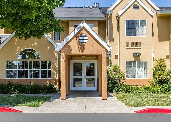 Econo Lodge Inn & Suites Santa Rosa South