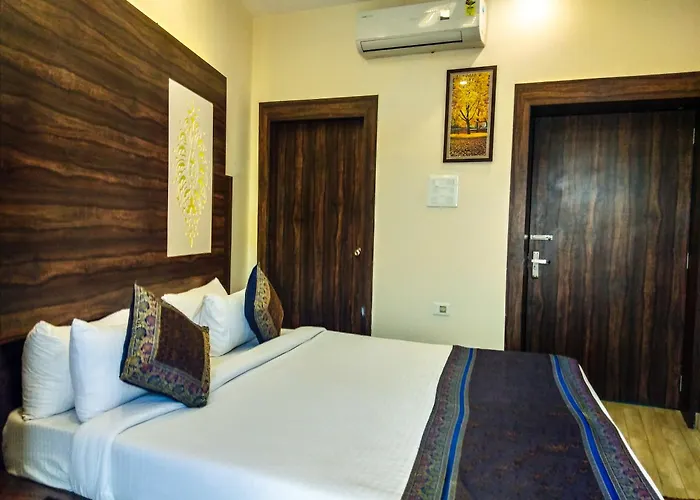 Dwivedi Hotels Sri Omkar Palace Varanasi