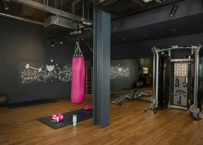 Moxy London Heathrow Airport Hotel Hounslow