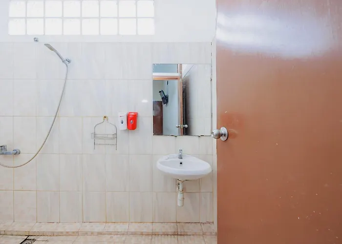 Reddoorz Plus At Amalio Hotel Surapati Bandung
