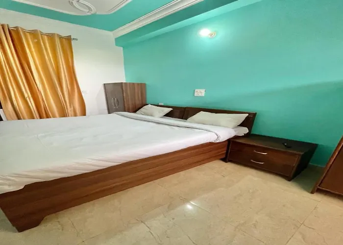 Capital O Kanha Guest House Noida