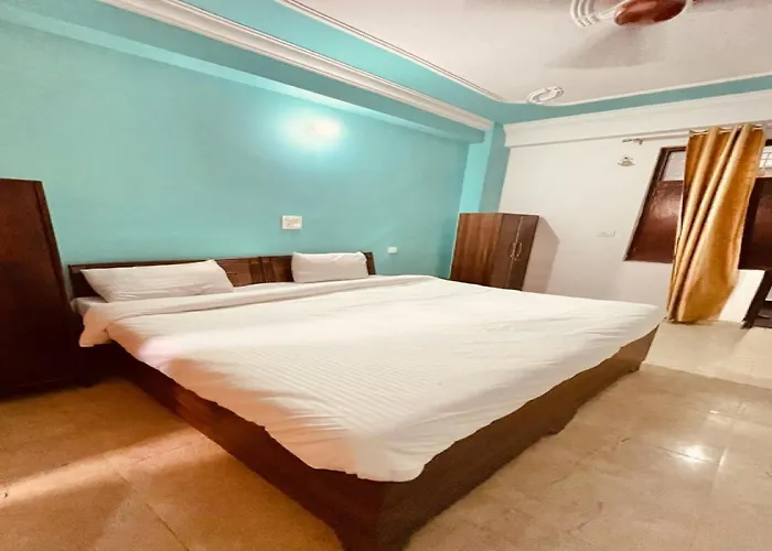 Capital O Kanha Guest House Noida