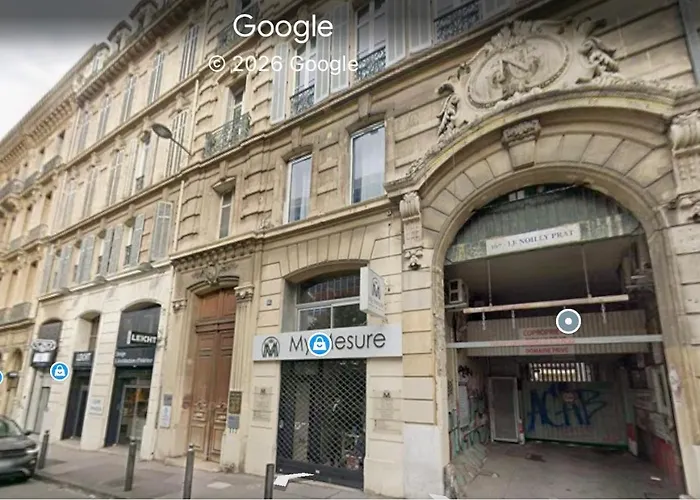 Aparthotel Loft 200m2 avec écran led géant de 10m2 à Marseille